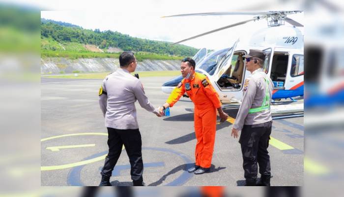 Kapolres banggai AKBP Putu Hendra Binangkari menyambut kedatangan jenazah Benny Laos di bandara Syukuran Aminudin Amir Luwuk