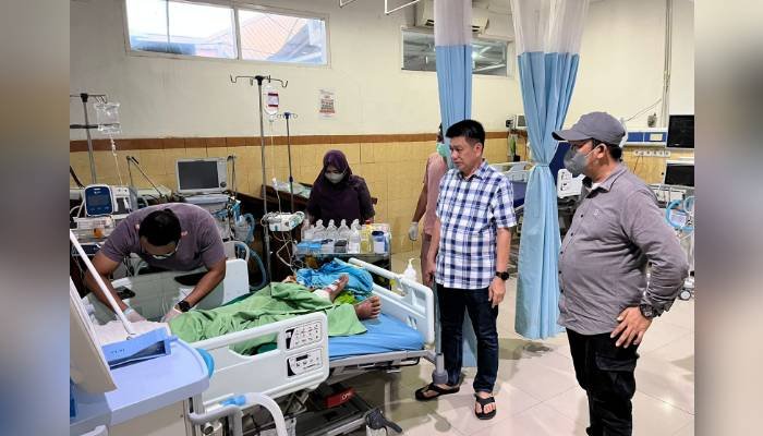 Pj Bupati Banggai Raziras Rahmadillah Tinjau Korban Kecelakaan Speedboat Di Maluku RSUD LUWUK