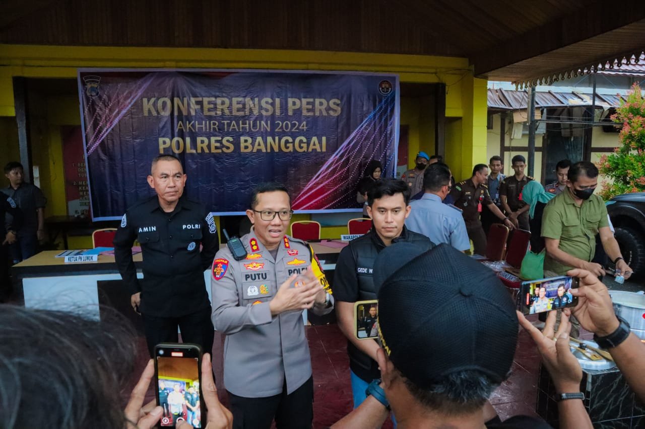 Konferensi Pers Polres Banggai, Selasa (31/12) di Lobby Polsek Luwuk