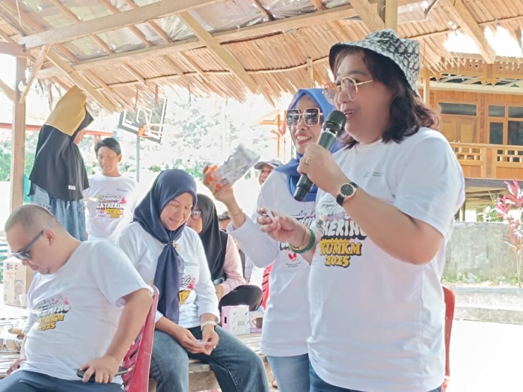 Kepala Dinas KUMKM Banggai Helena Padeatu menjadi juri pada pelaksanaan kegiatan Family Gathering Dinas KUMKM di Desa Pohi, Kecamatan Luwuk Timur, Sabtu (11//2025). [Foto : Aswar Poibara/Harian Luwuk Post]