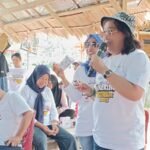 Kepala Dinas KUMKM Banggai Helena Padeatu menjadi juri pada pelaksanaan kegiatan Family Gathering Dinas KUMKM di Desa Pohi, Kecamatan Luwuk Timur, Sabtu (11//2025). [Foto : Aswar Poibara/Harian Luwuk Post]