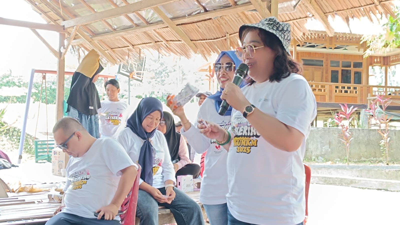 Kepala Dinas KUMKM Banggai Helena Padeatu menjadi juri pada pelaksanaan kegiatan Family Gathering Dinas KUMKM di Desa Pohi, Kecamatan Luwuk Timur, Sabtu (11//2025). [Foto : Aswar Poibara/Harian Luwuk Post]